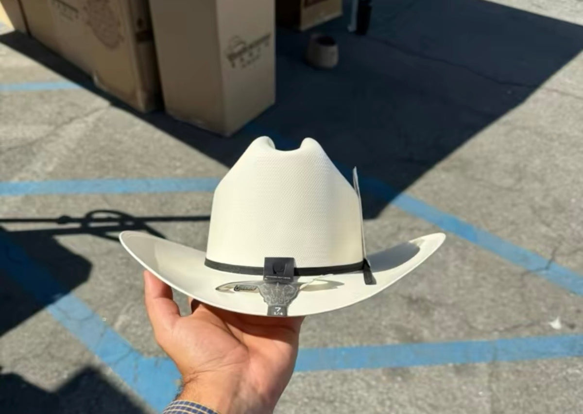 Sombrero 100x cuernos chuecos